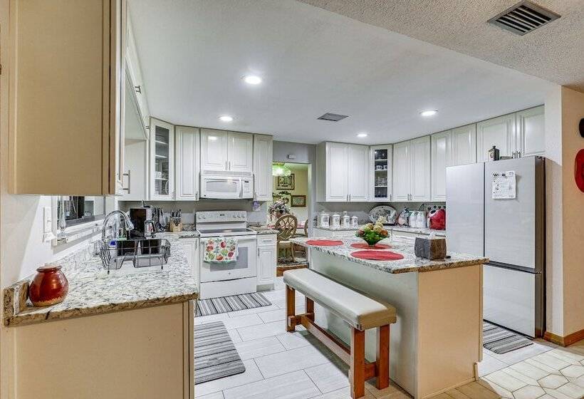 Spacious Brandon Home: 10 Mi To Downtown Tampa!