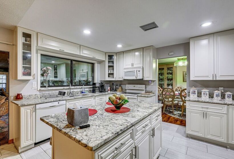 Spacious Brandon Home: 10 Mi To Downtown Tampa!