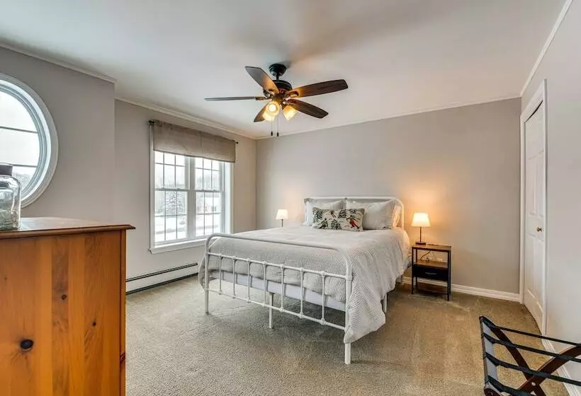 Spacious Family Home W/ Deck & Yard: 5 Mi To Stowe