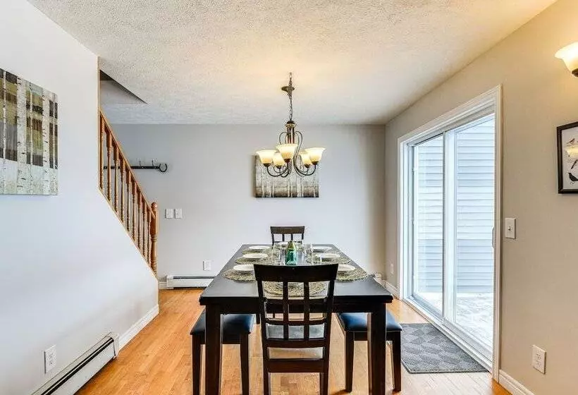 Spacious Family Home W/ Deck & Yard: 5 Mi To Stowe