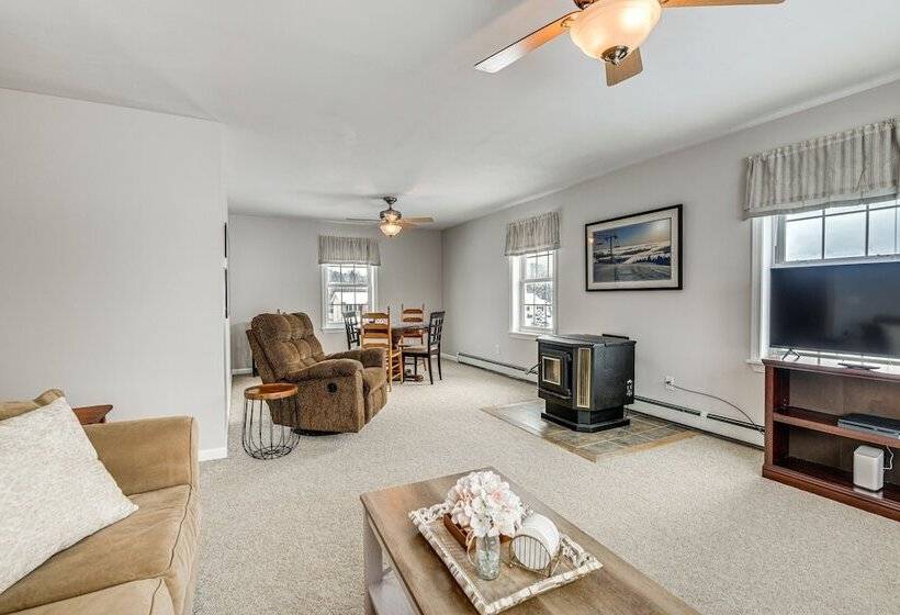 Spacious Family Home W/ Deck & Yard: 5 Mi To Stowe