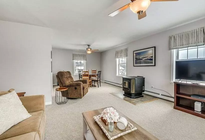 Spacious Family Home W/ Deck & Yard: 5 Mi To Stowe