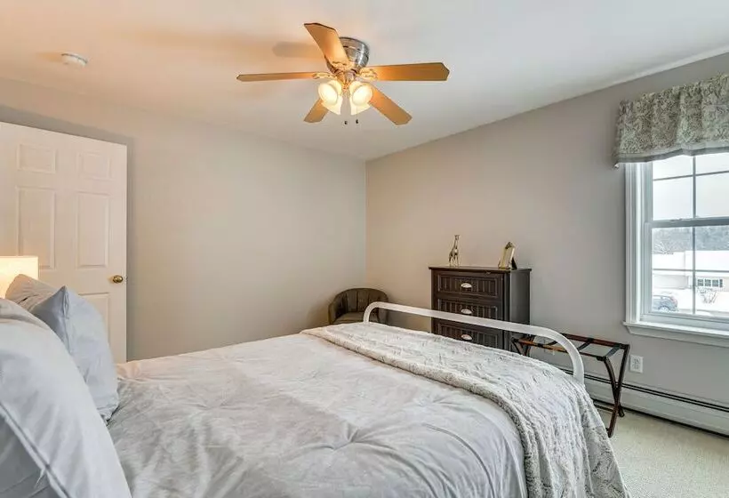 Spacious Family Home W/ Deck & Yard: 5 Mi To Stowe