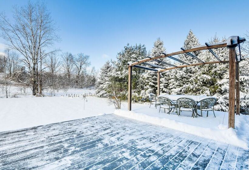 Spacious Family Home W/ Deck & Yard: 5 Mi To Stowe