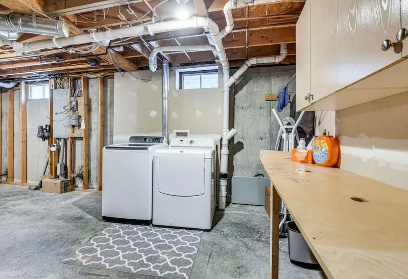 Spacious Family Home W/ Deck & Yard: 5 Mi To Stowe