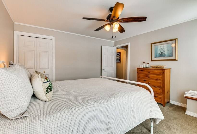 Spacious Family Home W/ Deck & Yard: 5 Mi To Stowe