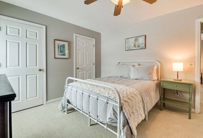 Spacious Family Home W/ Deck & Yard: 5 Mi To Stowe