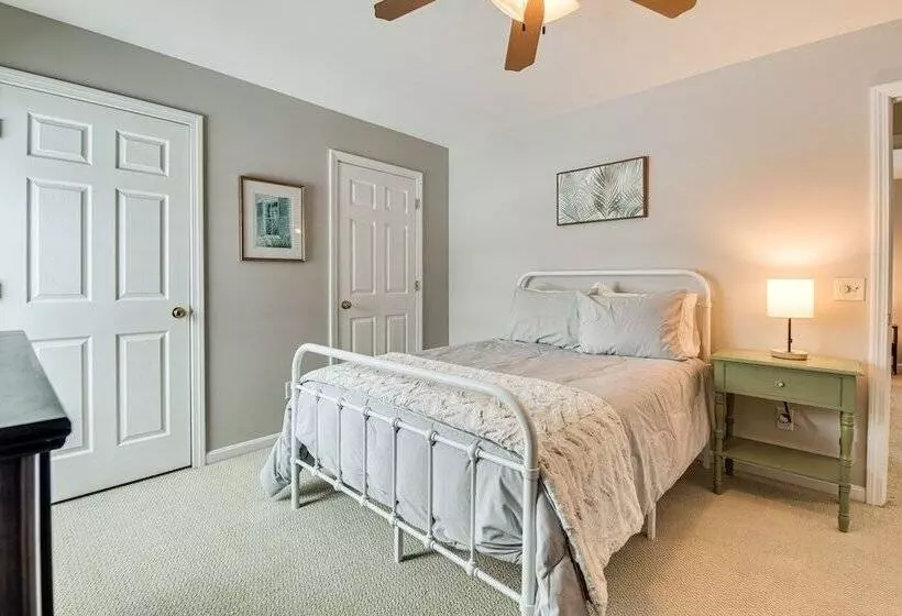 Spacious Family Home W/ Deck & Yard: 5 Mi To Stowe