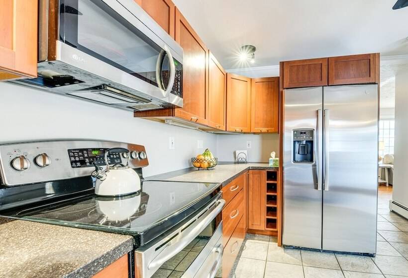 Spacious Family Home W/ Deck & Yard: 5 Mi To Stowe