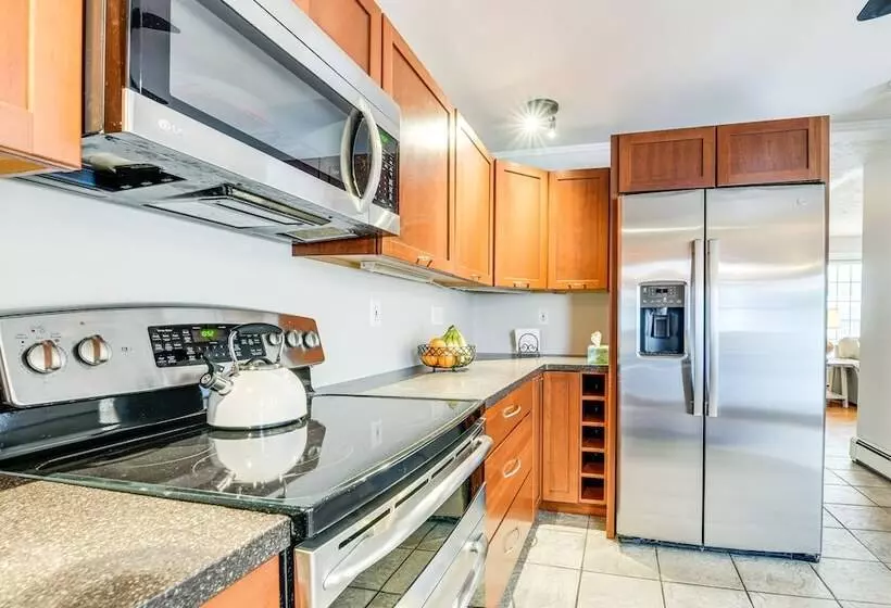 Spacious Family Home W/ Deck & Yard: 5 Mi To Stowe