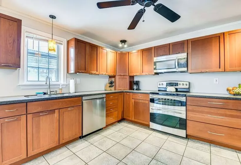 Spacious Family Home W/ Deck & Yard: 5 Mi To Stowe