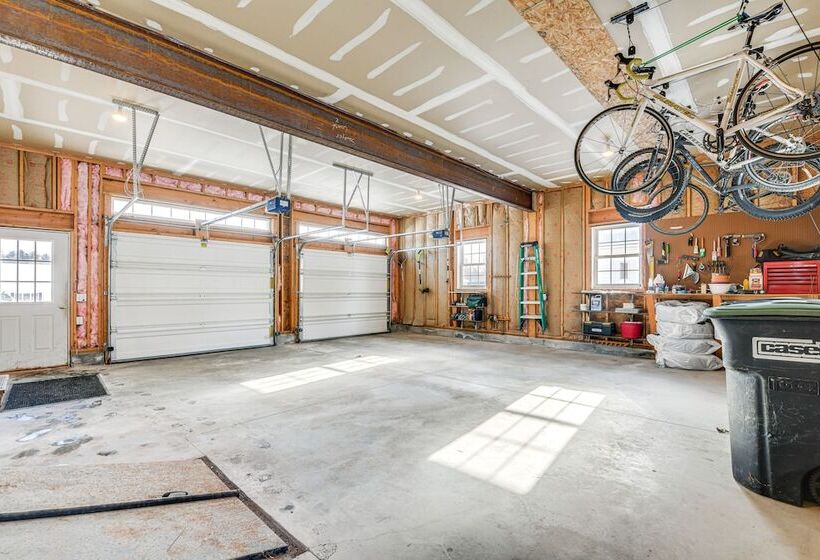 Spacious Family Home W/ Deck & Yard: 5 Mi To Stowe