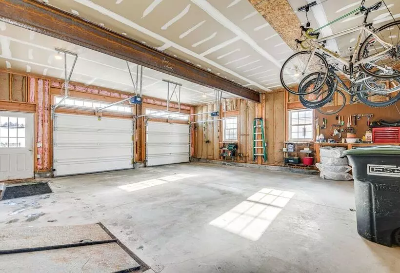 Spacious Family Home W/ Deck & Yard: 5 Mi To Stowe