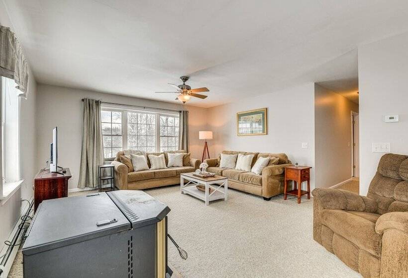Spacious Family Home W/ Deck & Yard: 5 Mi To Stowe