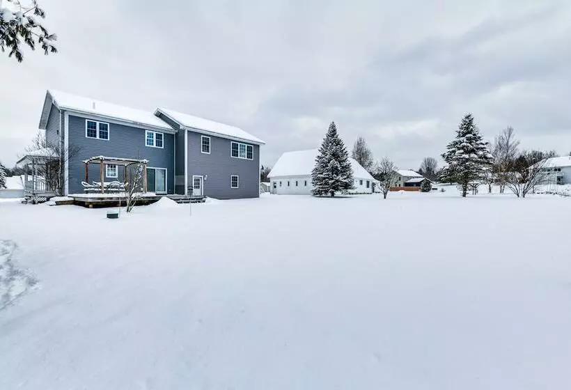 Spacious Family Home W/ Deck & Yard: 5 Mi To Stowe