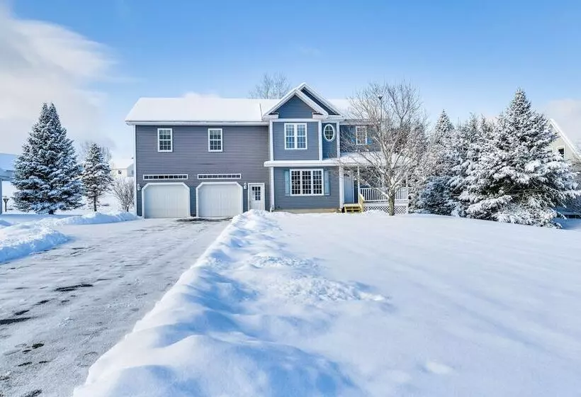 Spacious Family Home W/ Deck & Yard: 5 Mi To Stowe