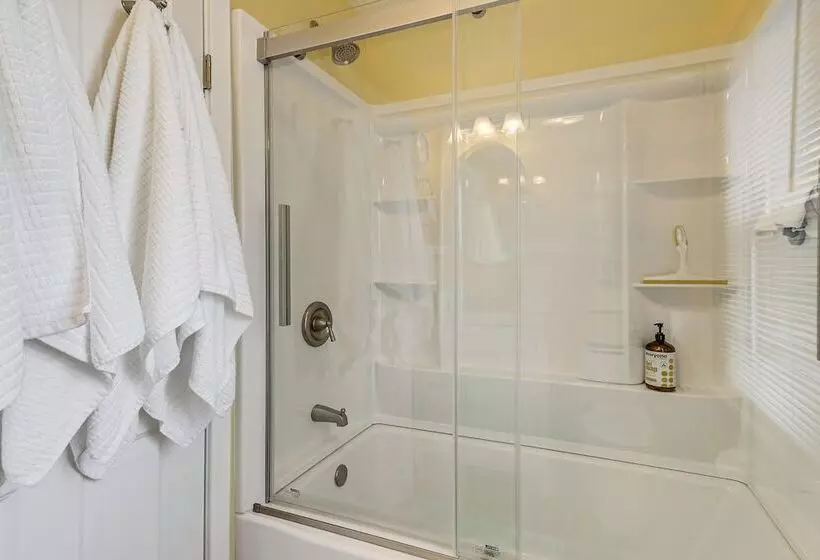 Wolcott Home W/ Deck: Near Connecticut Attractions