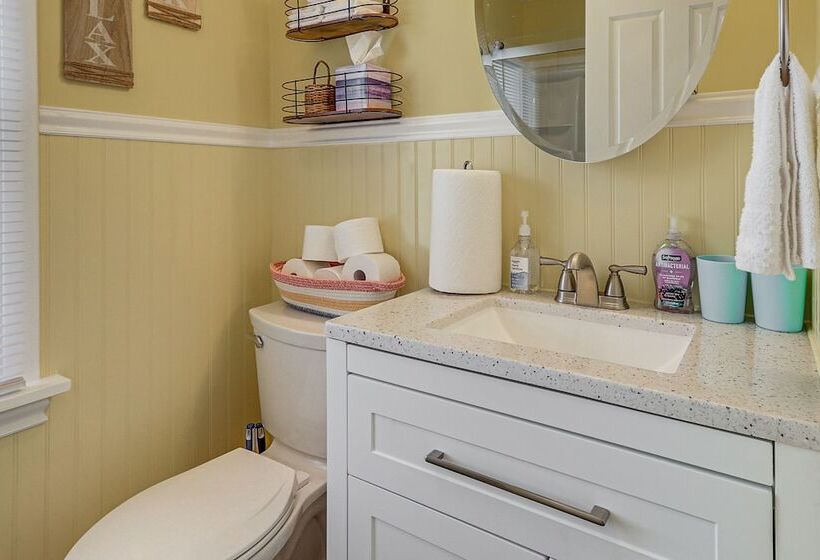 Wolcott Home W/ Deck: Near Connecticut Attractions