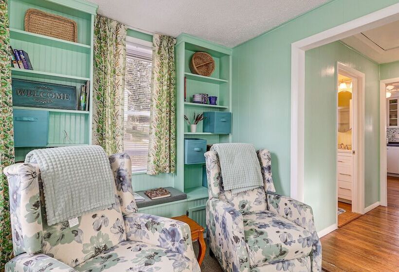 Wolcott Home W/ Deck: Near Connecticut Attractions