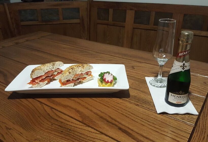 Kitimat Estuary Lodge B & B