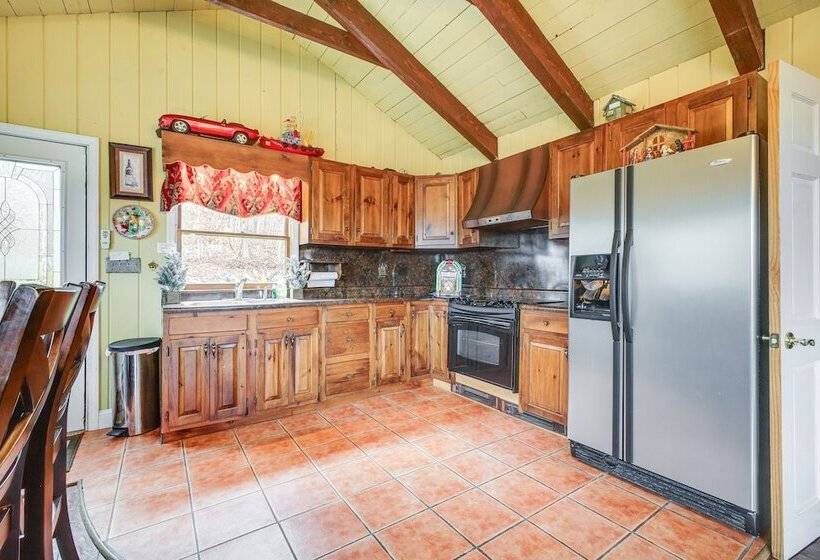 Bolton Landing Home W/ Hot Tub < 1 Mi To Lake!