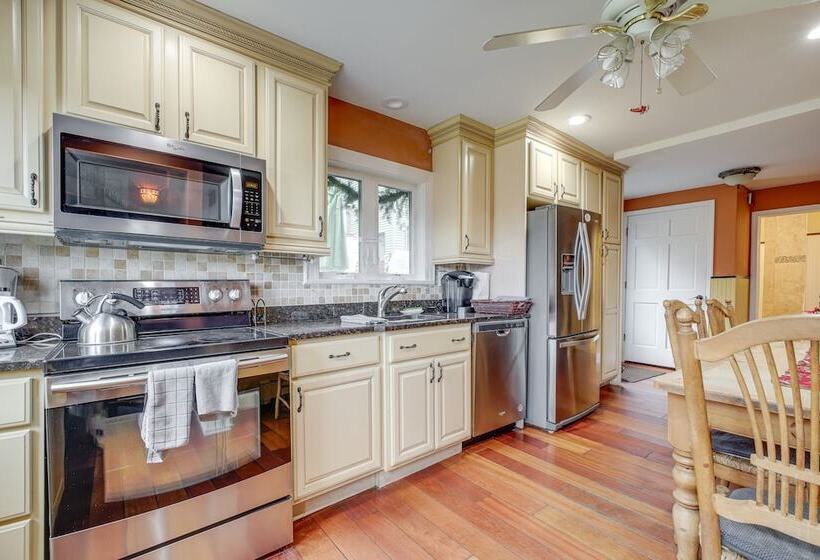 Bolton Landing Home W/ Hot Tub < 1 Mi To Lake!