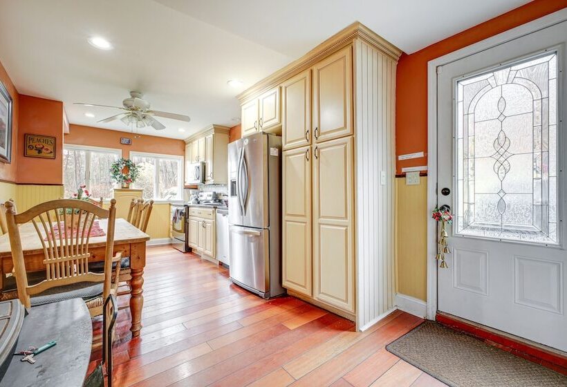 Bolton Landing Home W/ Hot Tub < 1 Mi To Lake!