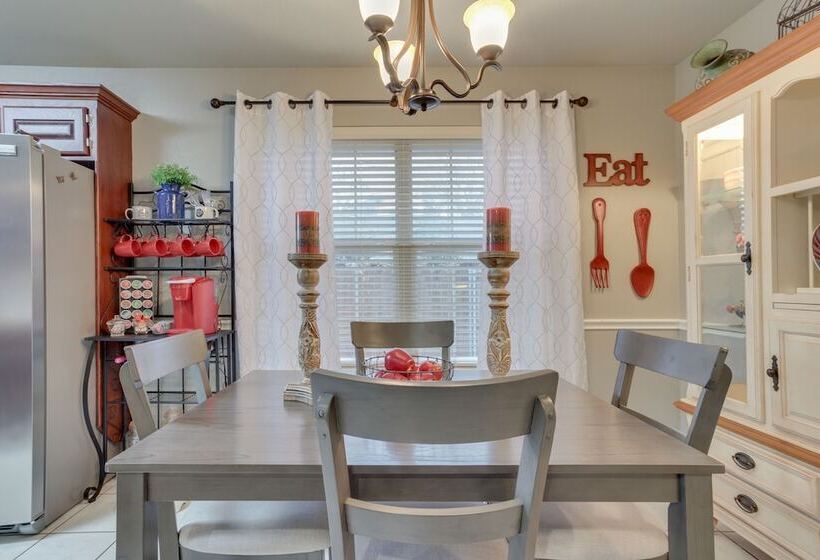 Chandler House W/ Fenced Backyard: Pets Welcome!