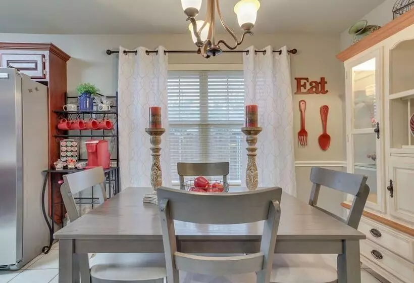 Chandler House W/ Fenced Backyard: Pets Welcome!