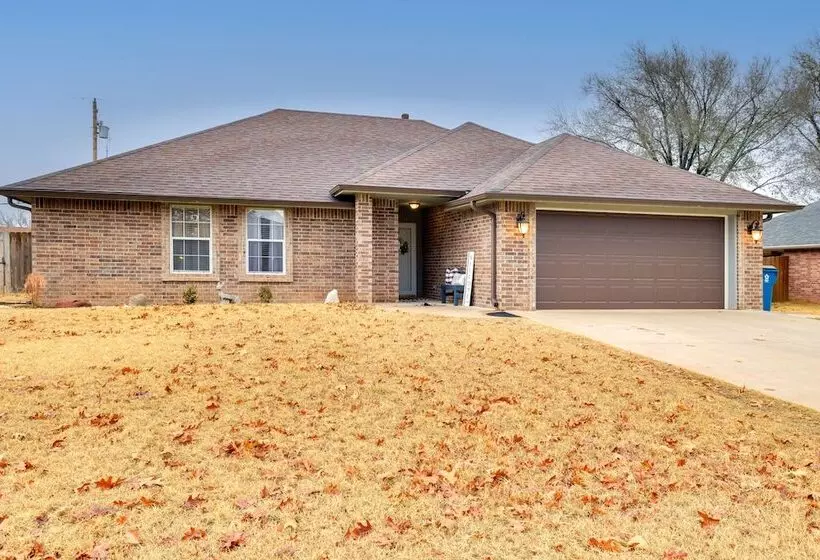 Chandler House W/ Fenced Backyard: Pets Welcome!