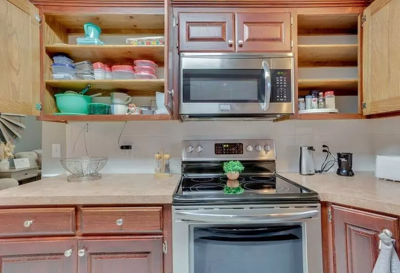 Chandler House W/ Fenced Backyard: Pets Welcome!