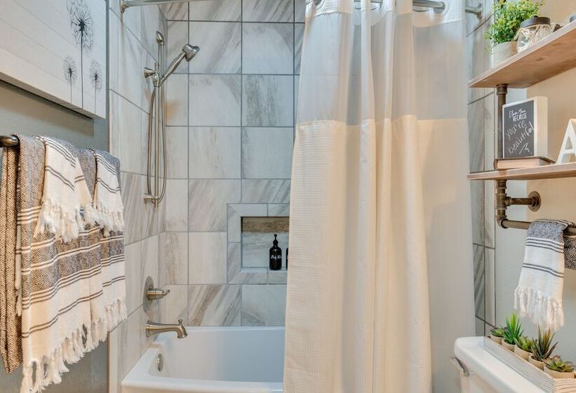 Chandler House W/ Fenced Backyard: Pets Welcome!