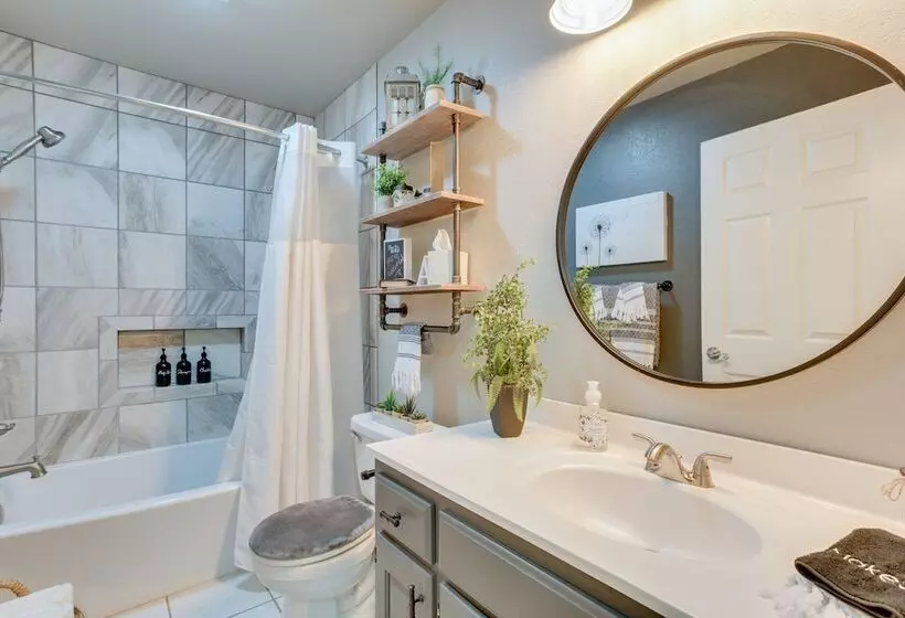 Chandler House W/ Fenced Backyard: Pets Welcome!