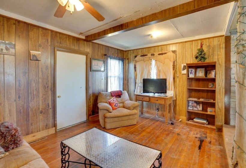 Corral Creek Cow Camp: Pet Friendly Circle Cabin