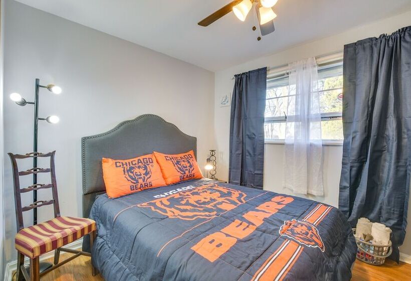 Country Club Hills Home: Walk To Rec Center!