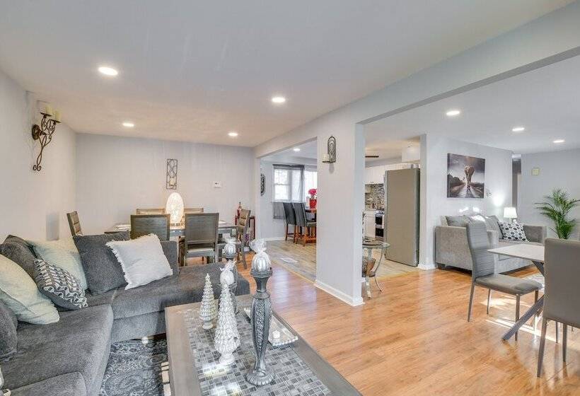 Country Club Hills Home: Walk To Rec Center!