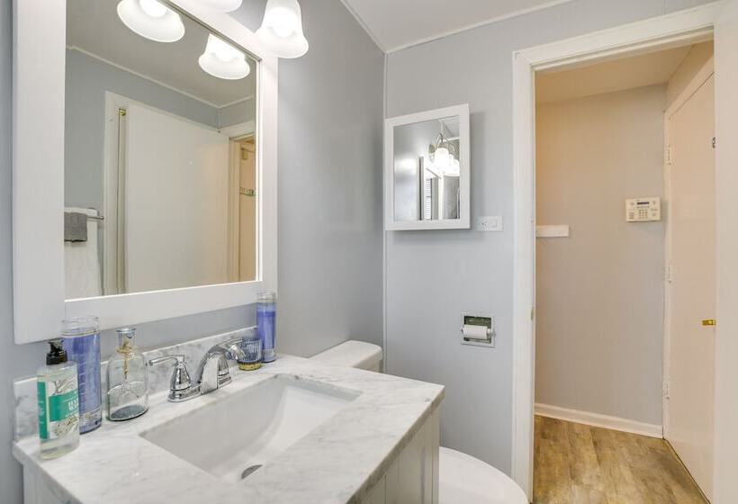 Country Club Hills Home: Walk To Rec Center!