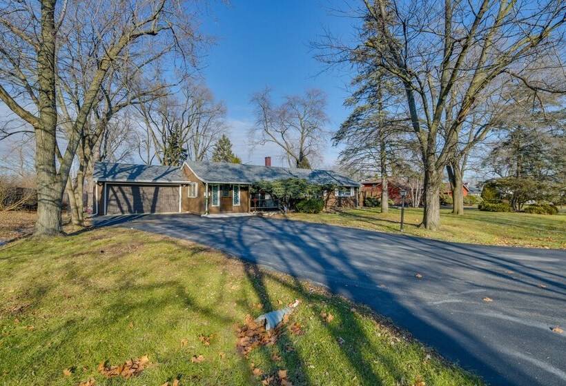 Country Club Hills Home: Walk To Rec Center!