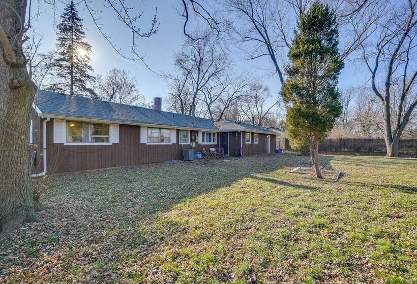 Country Club Hills Home: Walk To Rec Center!