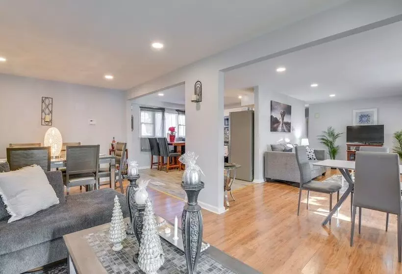 Country Club Hills Home: Walk To Rec Center!