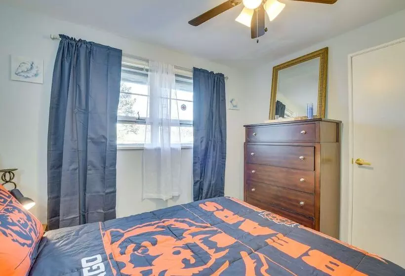 Country Club Hills Home: Walk To Rec Center!