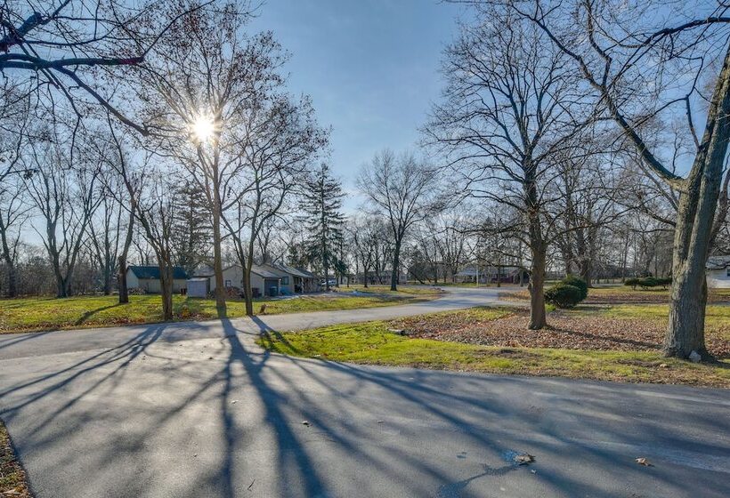 Country Club Hills Home: Walk To Rec Center!