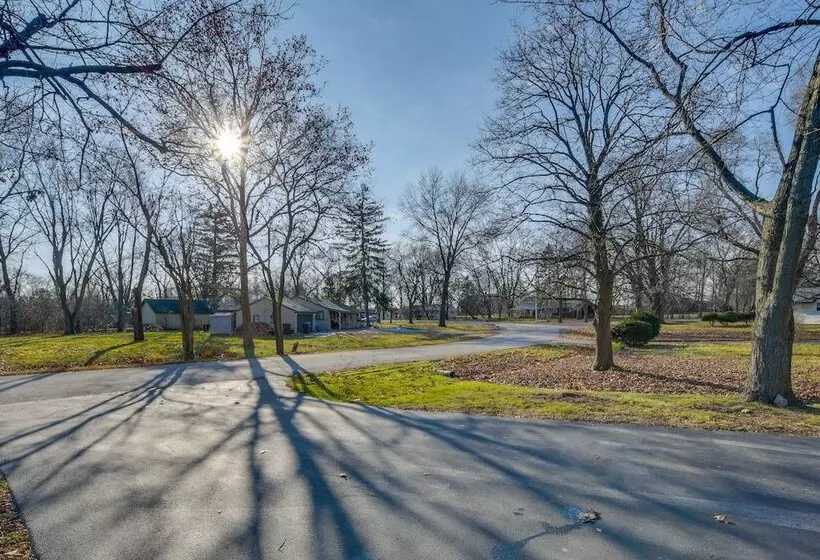 Country Club Hills Home: Walk To Rec Center!