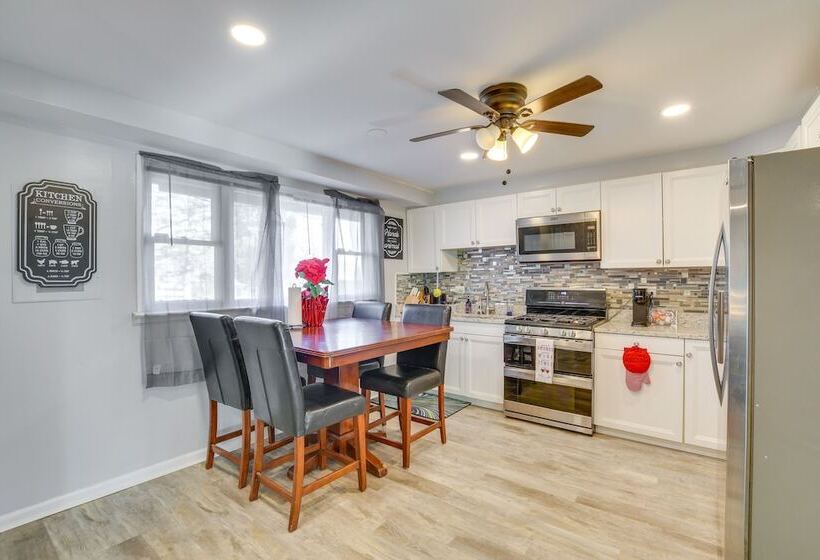 Country Club Hills Home: Walk To Rec Center!