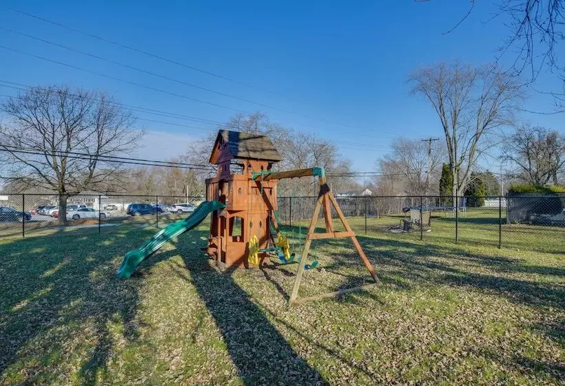 Country Club Hills Home: Walk To Rec Center!