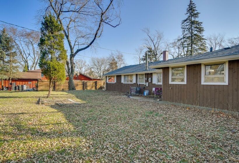 Country Club Hills Home: Walk To Rec Center!