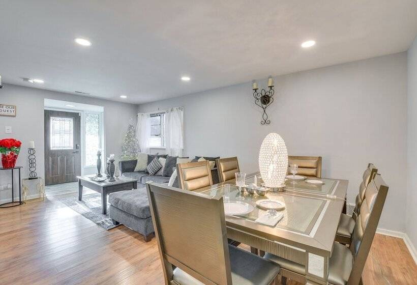 Country Club Hills Home: Walk To Rec Center!