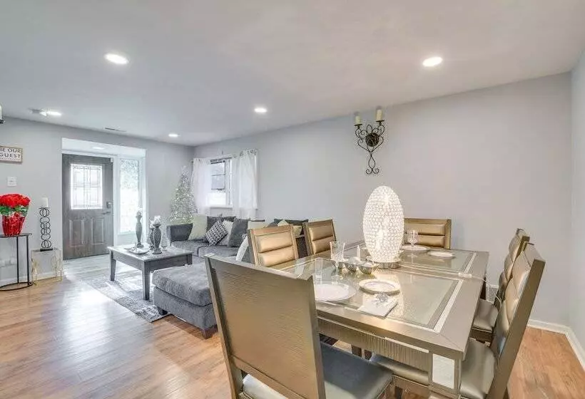 Country Club Hills Home: Walk To Rec Center!