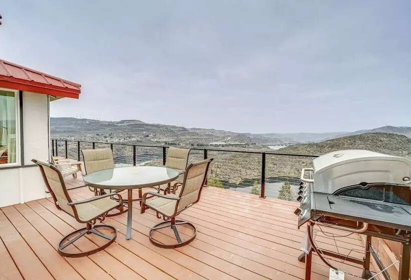 Cozy Grand Coulee Home W/ Deck & Views!