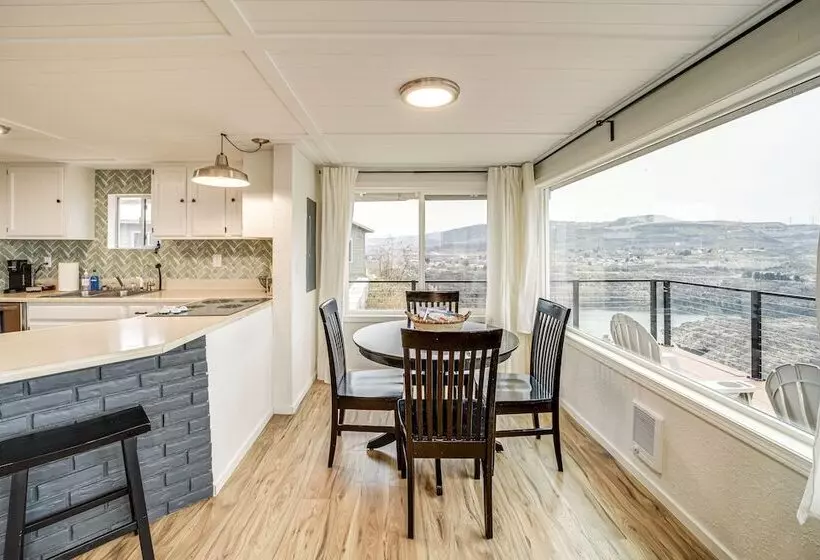 Cozy Grand Coulee Home W/ Deck & Views!